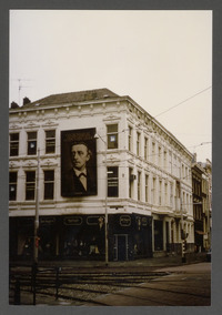 Rotterdam: Mauritsweg hoek Oldenbarneveldtstraat, portret van Multatuli met tekst  in lijst door Mathieu Ficheroux