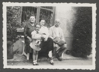 Julius Pée met echtgenote Clementine Poncelet, schoondochter Else Pée en kleindochter Hilde 