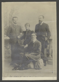 Elisabeth Agnes Everdine (Nonnie) Bassani Douwes Dekker met haar man Francesco Bassani en hun zonen Mario en Guido 