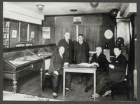 Bestuur van de vereniging 'Het Multatuli-Museum' in 1935. V.l.n.r.: A.C. Beekhof, C. de Hart, W.A. Groennow, J.G. Götze en J. de Leeuw