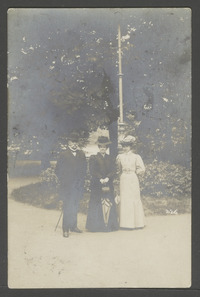 Adeline Douwes Dekker met haar oom en tante, op de voorkant van een beschreven ansichtkaart d.d. 9-6-1907