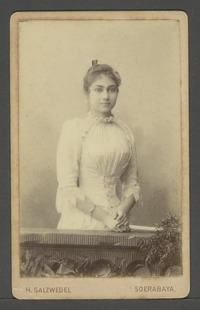 Adeline Louise Augustine Douwes Dekker, kleindochter van Multatuli's broer Jan, door H. Salzwedel