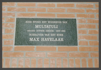 Den Haag: gedenksteen (met foutief sterfjaar) in Buitenom 56, voorheen Zuidwest Binnensingel 18, woonhuis van Multatuli