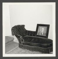 Multatuli-portret op de sofa waarop hij is overleden