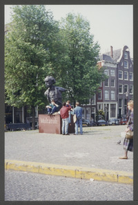 Amsterdam: Multatuli op de Torensluis, door Hans Bayens, foto Hans Lippe