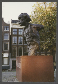 Amsterdam: Multatuli op de Torensluis, door Hans Bayens, foto Hans Lippe.