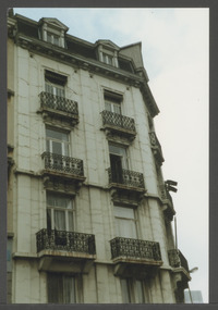 Brussel: Rue de la Montagne 78-80, de plek van het gesloopte hotel Au Prince Belge, waar Multatuli op een zolderkamertje Max Havelaar  schreef