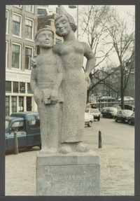 Amsterdam: Woutertje Pieterse en Femke op de Noordermarkt, door Frits Sieger 