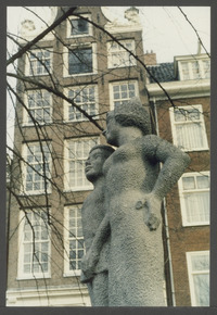 Amsterdam: Woutertje en Femke op de Noordermarkt, door Frits Sieger