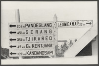 Java: richtingaanwijzer te Rangkas Bitung in het district Lebak met plaatsen die in Max Havelaar genoemd worden, foto door Bert Vinkenborg