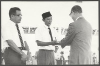 Java: overhandiging van de Indonesische Max Havelaar aan de nazaten van Karta Nata Negara, foto door Bert Vinkenborg